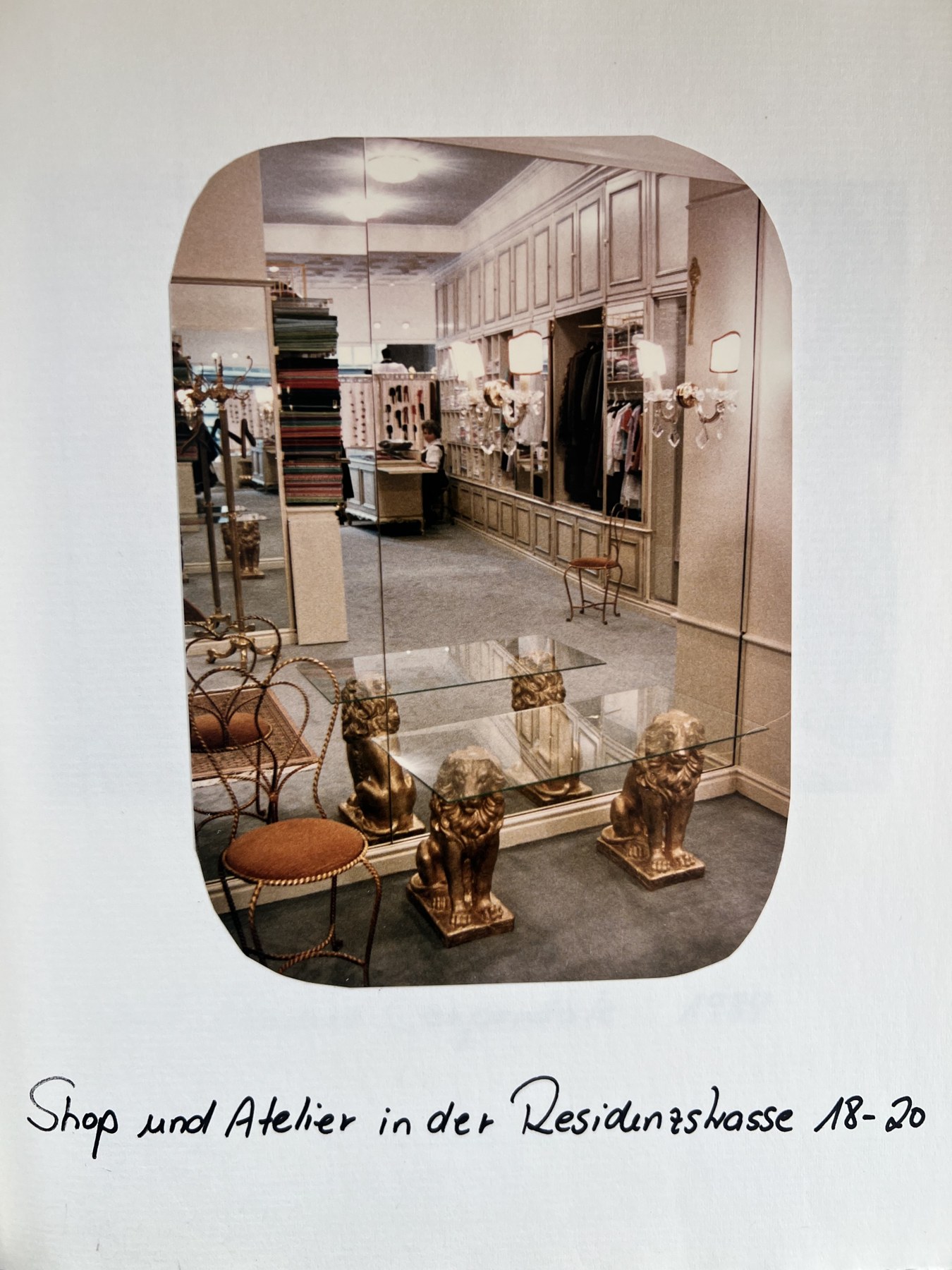 Blick in das historische Modeatelier mit Stoffen, Spiegeln und goldfarbenen Löwenfiguren