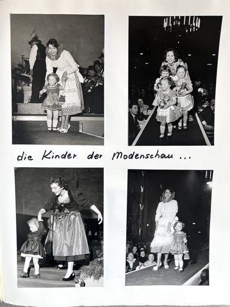 Kinder auf der Modenschau — Aufnahme aus dem Familienalbum
