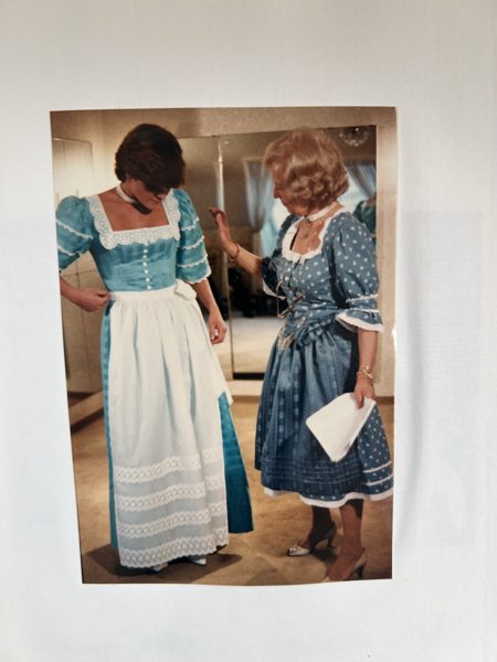 Dirndl im Atelier — Aufnahme aus dem Familienalbum