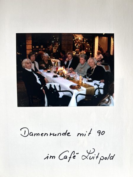 Eine Geburtstagsrunde im Café Luitpold — Aufnahme aus dem Familienalbum
